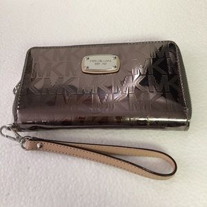 MICHAEL KORS LG PHONE WALLET/WRISTLET SHINY NICKEL