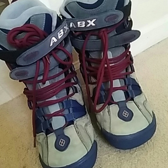 Snowboard boots