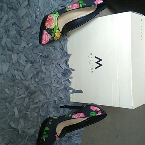 Heels - Picture 3 of 3