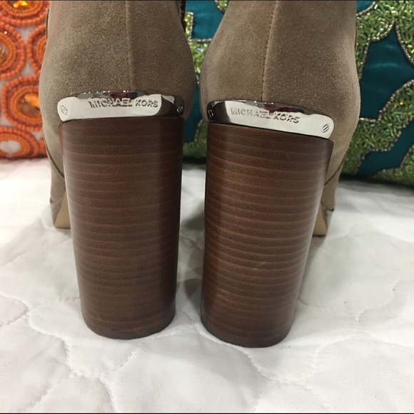 NEW✨ Michael Kors MK Natural Heels Suede Boots - Picture 3 of 4