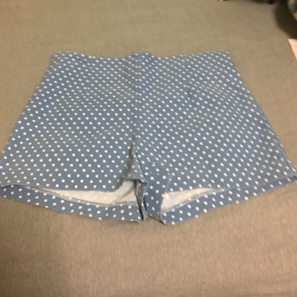 Polka Dotted stretchy shorts - Picture 2 of 2