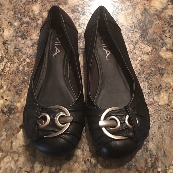 mia black flats