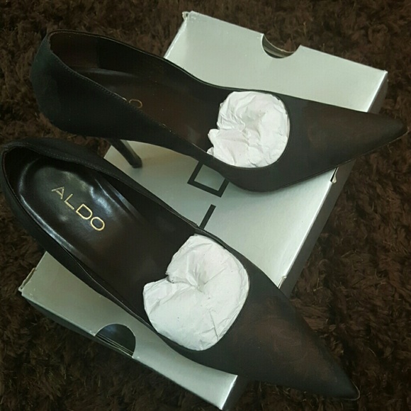 Black Pointy Aldo Heel w/ Bronze Flower Pattern!