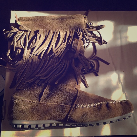MINNETONKA  BOOTS