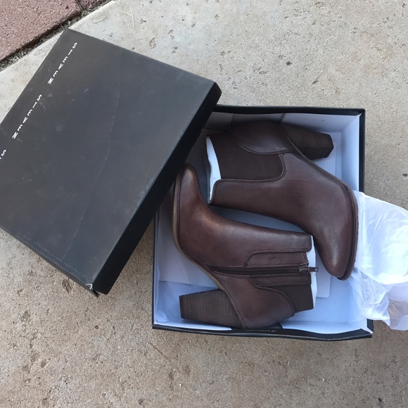 Steve Madden NWT Brown Booties - Picture 2 of 3