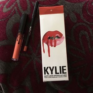 KYLIE Cosmetics "22"