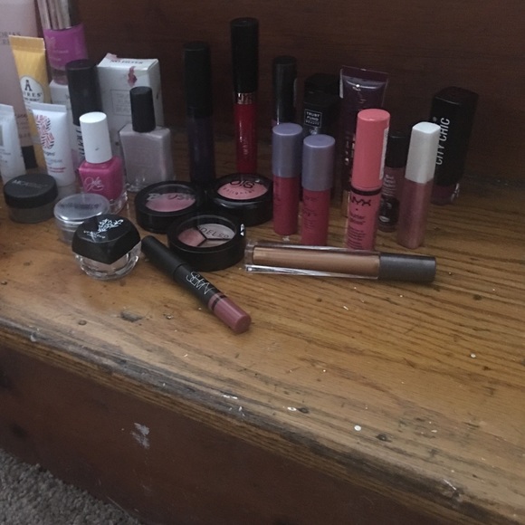 Makeup bundle - Picture 3 of 4