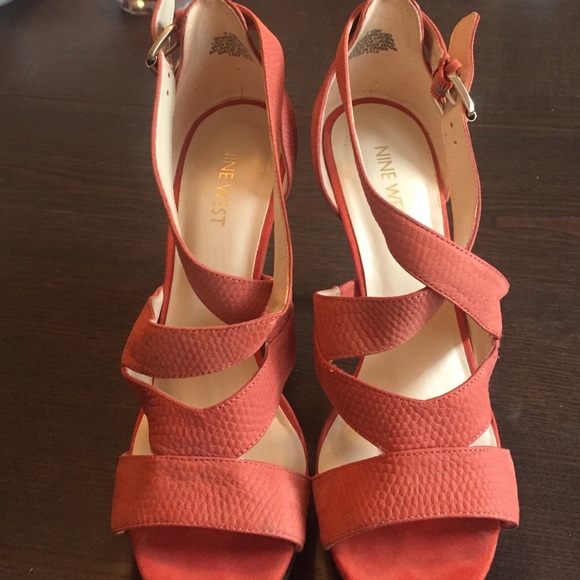 Nine West "Make Waves" Coral Heels - Picture 4 of 4