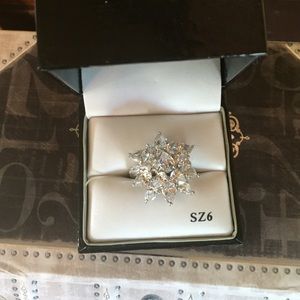 💫HP 12/6 CBC statement ring silver and cz flower