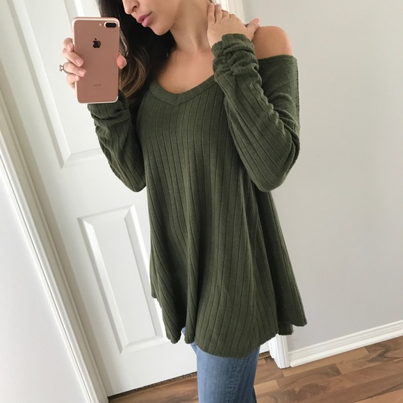 ⚫️1 Left \\ Olive Ribbed Cold Shoulder Top - Picture 2 of 4