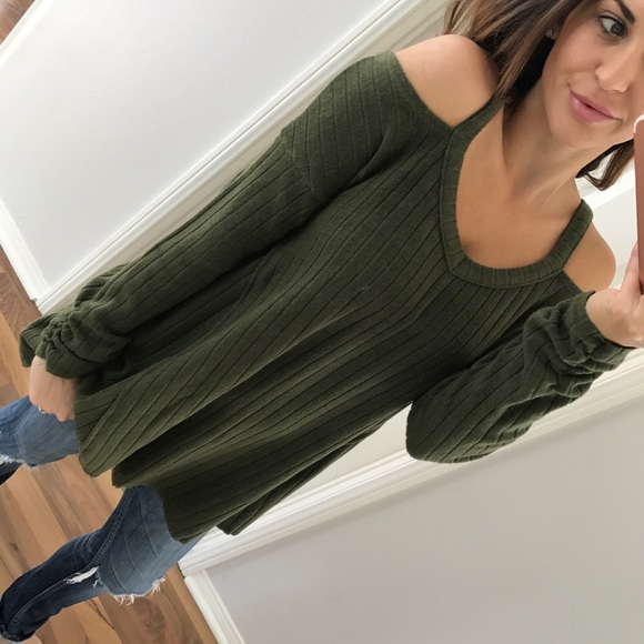 ⚫️1 Left \\ Olive Ribbed Cold Shoulder Top - Picture 3 of 4