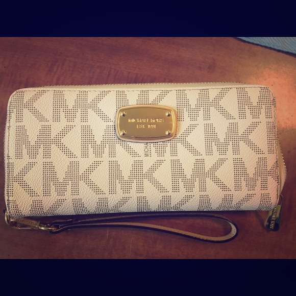 Micheal kors jet set continental wallet/wristlet