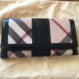 Burberry signature wallet huge space