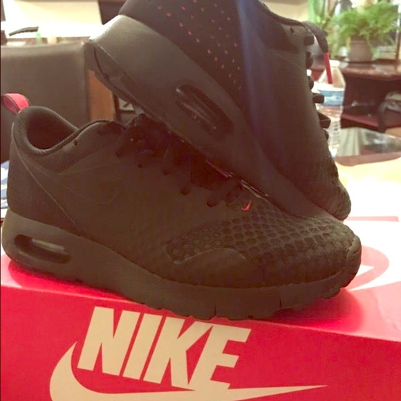 Nike airmax Tavas Black and red