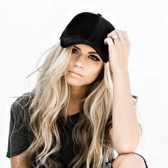 Accessories - • Black suede cap •