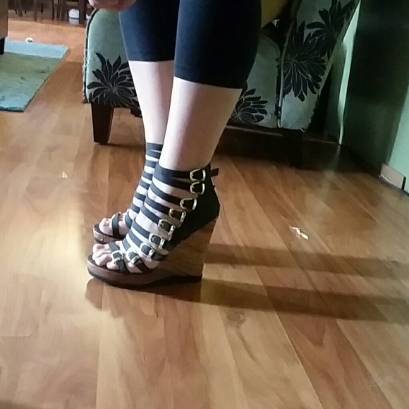 Never warn adorable black strappy wedges