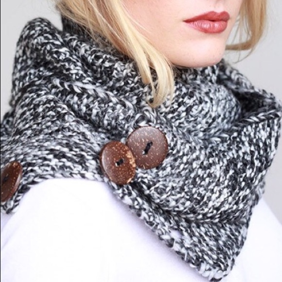 Knit infinity scarf w/ buttons - Picture 2 of 3