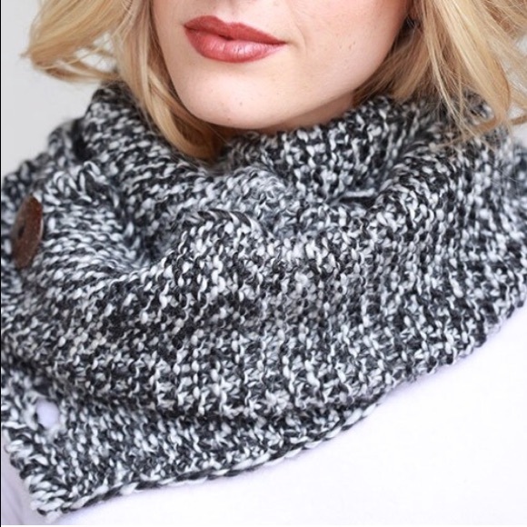 Knit infinity scarf w/ buttons - Picture 3 of 3