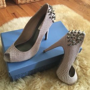 NEW Simply Vera Wang Studded Peep Toe Pumps