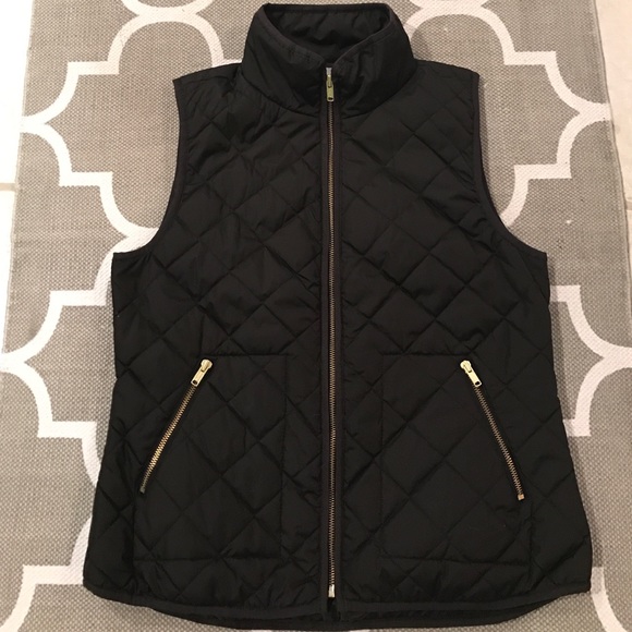 Black Old Navy quilted vest