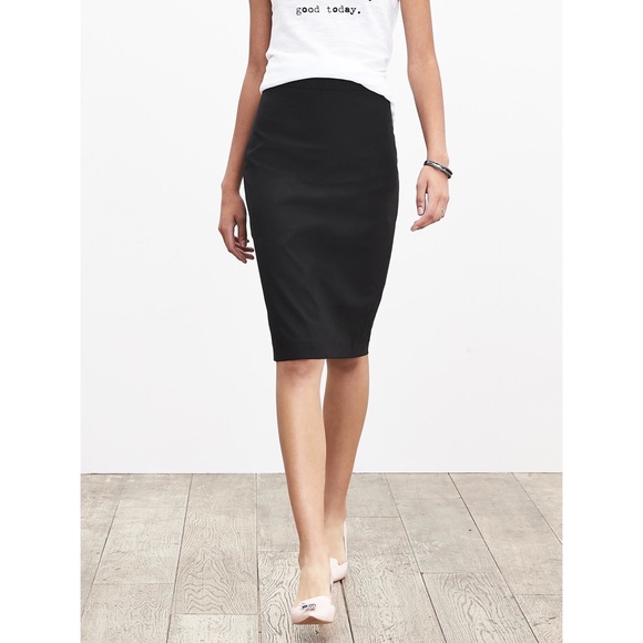 Banana Republic Dresses & Skirts - Banana republic lightweight wool pencil skirt