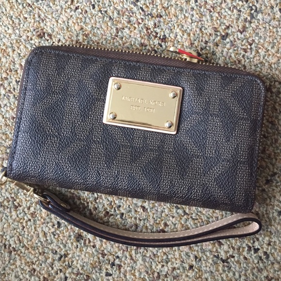 Micheal Kors Wallet - LIKE NEW