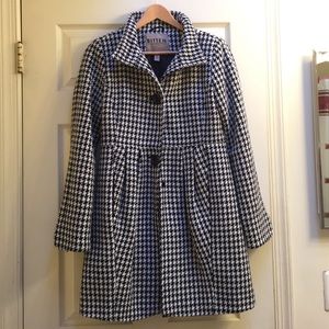 Houndstooth coat. Bitten by Sarah Jessica Parker.