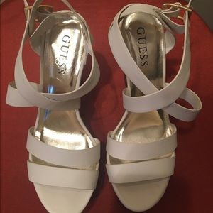 ☘️Guess white wedges☘️