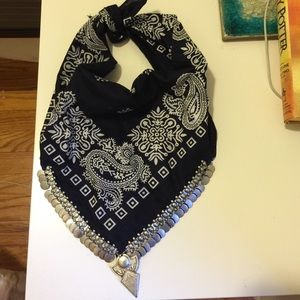 Embellishes bandana