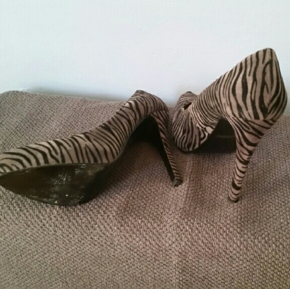 Preowned pumps 4 1/2inches heels.