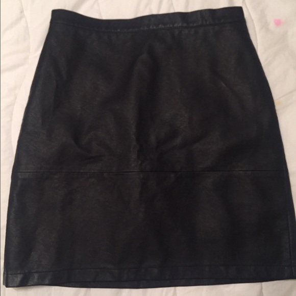Black leather skirt. - Picture 1 of 3