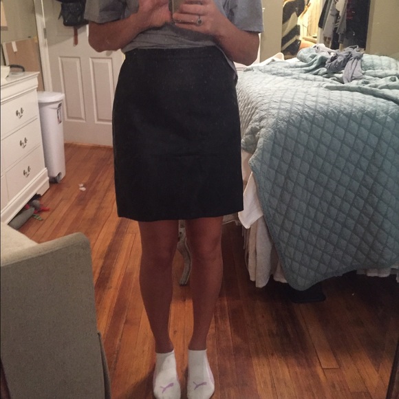 Black leather skirt. - Picture 2 of 3