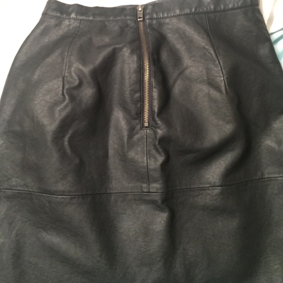 Black leather skirt. - Picture 3 of 3
