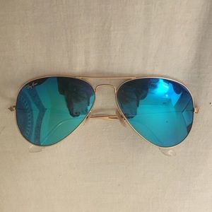 Metallic blue Ray-Ban Aviators