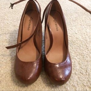 Never worn vintage camal heels.