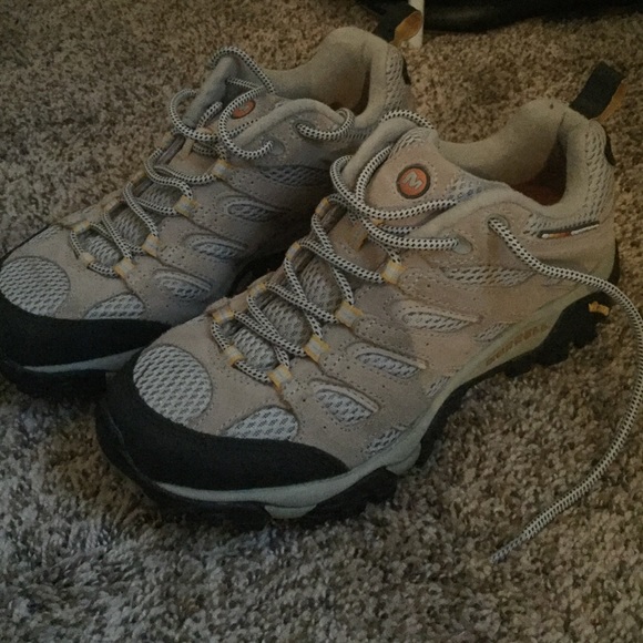 Merrell hiking shoes- Sz 9. Fit like a loose 8 1/2