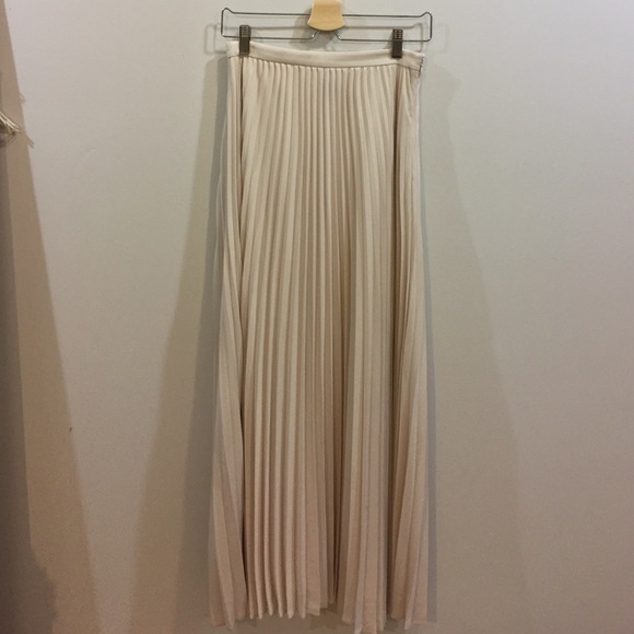 Long baby pink pleated skirt