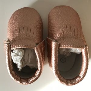 ROSE GOLD – BABY MOCCASINS