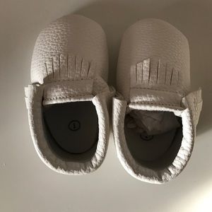 SIMPLY WHITE – BABY MOCCASINS