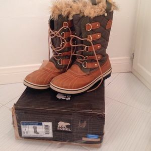 Sorel Tofino Dark Olive boots
