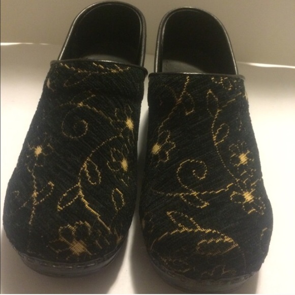 Black embroidered Dansko Clogs s6