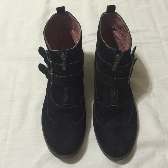 Lucky Brand Shoes - Comfy and "in" Lucky Brand ankle boots! ❤️