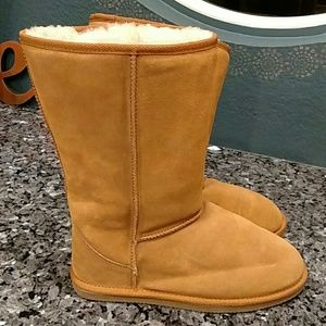 Ugg-style boots, hardly worn. Staheekum brand.
