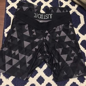 Patterned Capri Nike leggings !! Size small