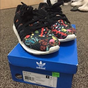 Adidas women's shoes looks new