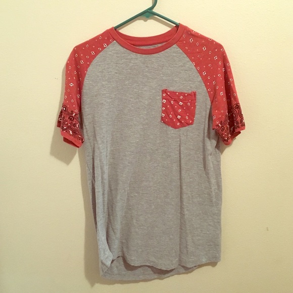 Short sleeve two color T-shirt.