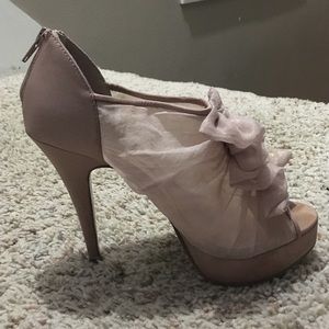 Gorgeous size 7 Chinese Laundry heels-color blush.