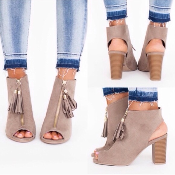 ❣️8.5❣️ Taupe Fringe Zip Cage Bootie Chic - Picture 2 of 4