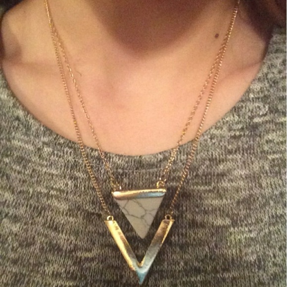 LAST ONE  NWT GEOMETRIC TRIANGLE NECKLACE - Picture 5 of 7