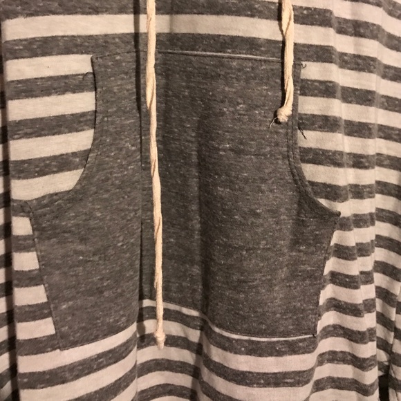 A lightweight sleeveless hooded top w/pockets - Picture 2 of 4